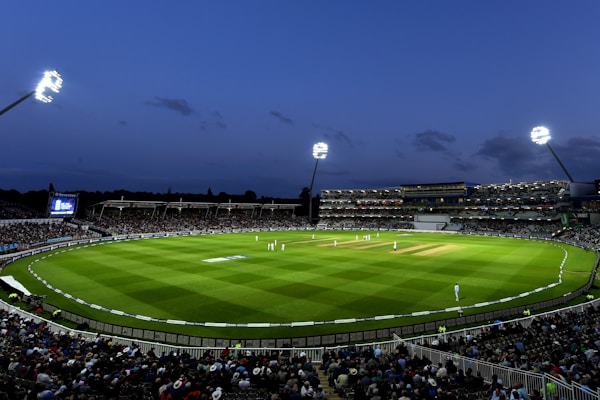 一群球迷在酒吧热烈讨论足球比赛